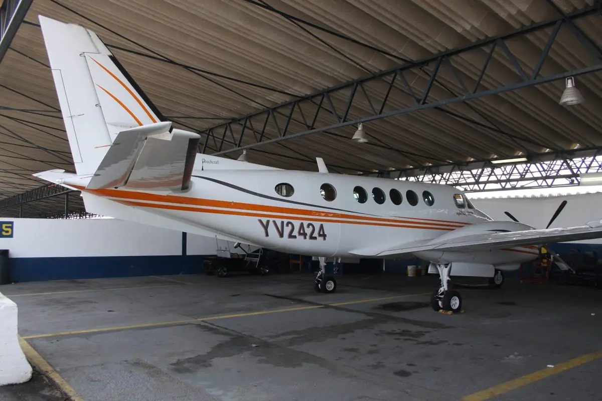 Beechcraft King Air 100 photo 2