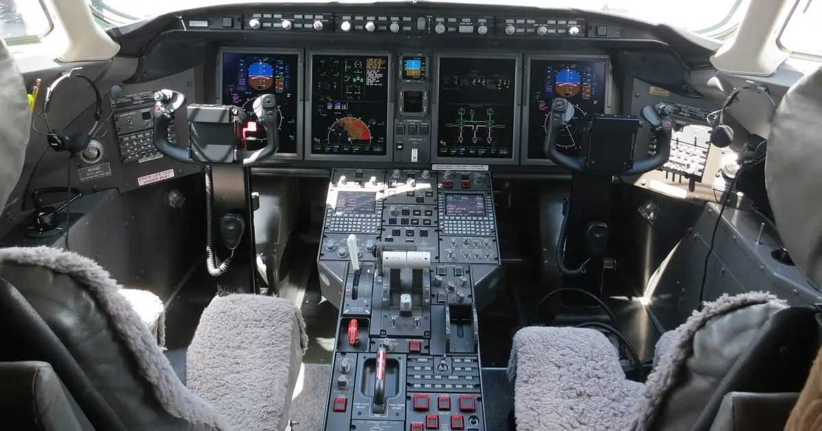 Cockpit eines Challenger 300 mit vier Displays von Collins Pro Line 21