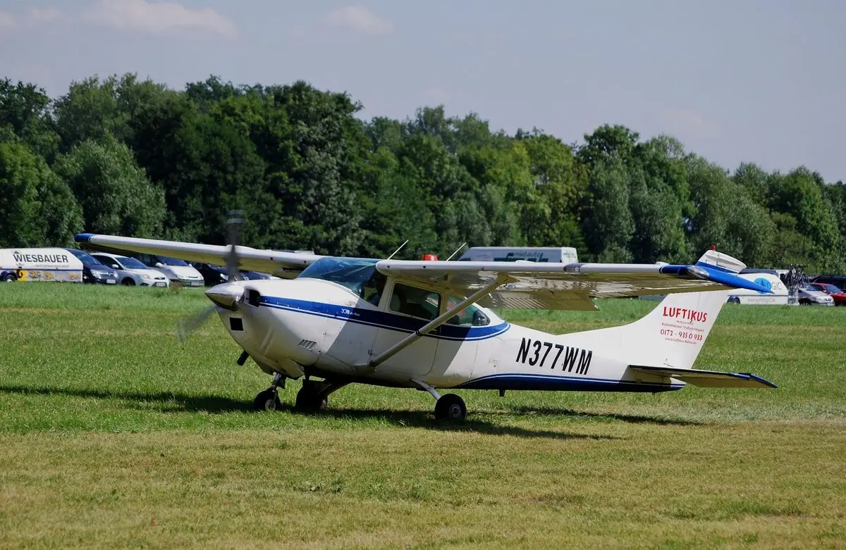 Cessna 182 Skylane photo 2