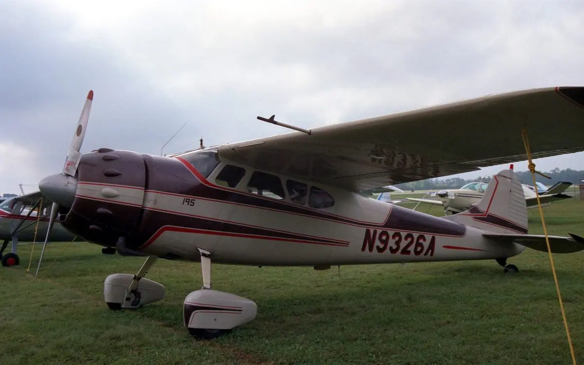 Cessna 195 photo 2