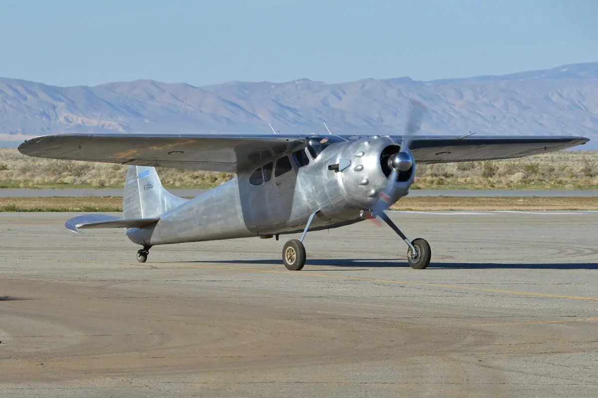 Cessna 195 photo 3