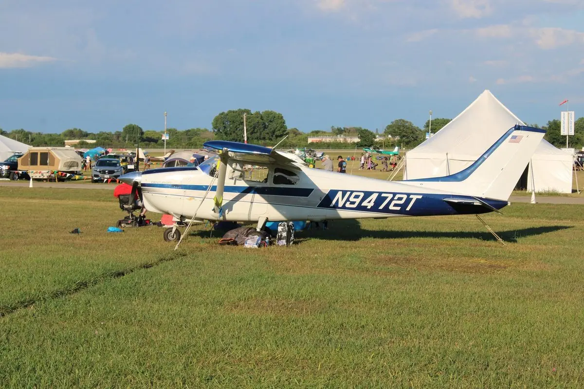 Cessna 205 / 210 Centurion photo 2