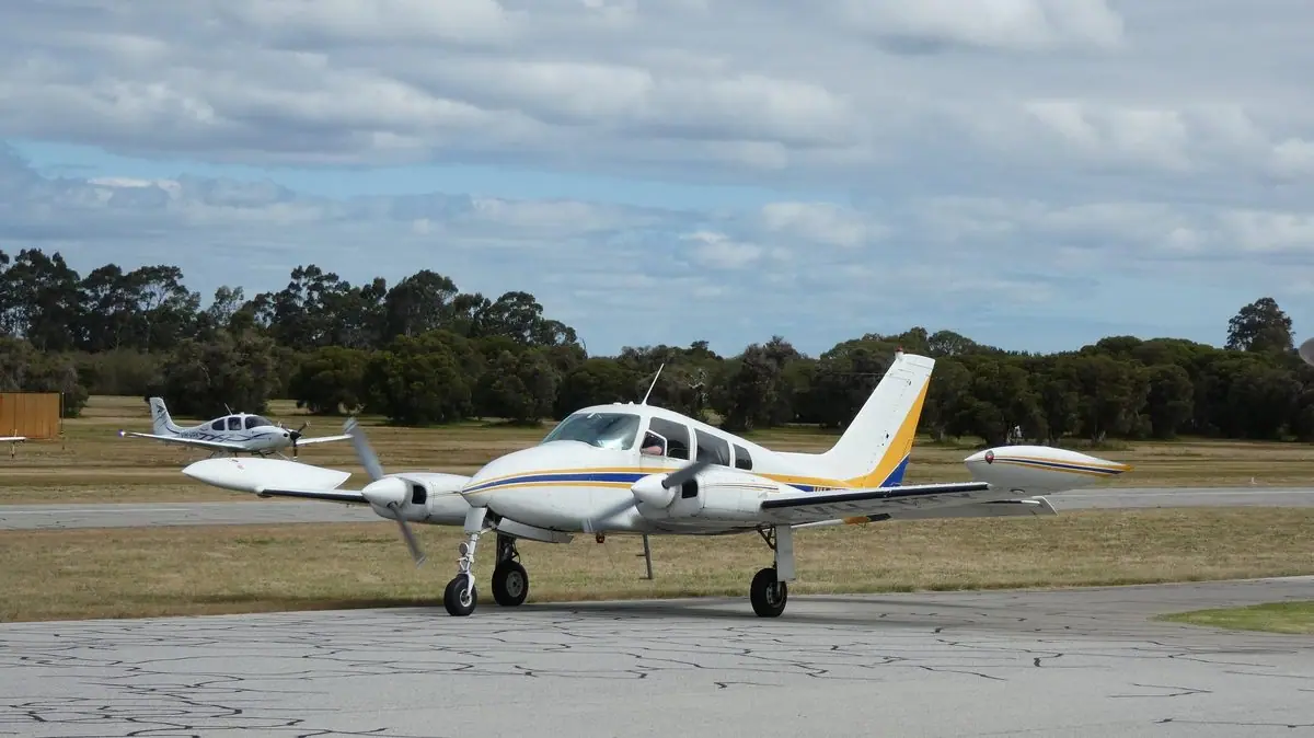 Cessna 310 photo 2