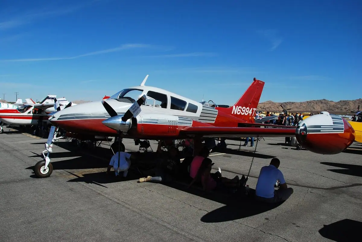 Cessna 310 photo 3