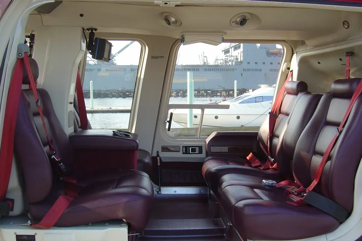 Kabine des Helikopters Bell 407 mit bordeauxroten Ledersitzen