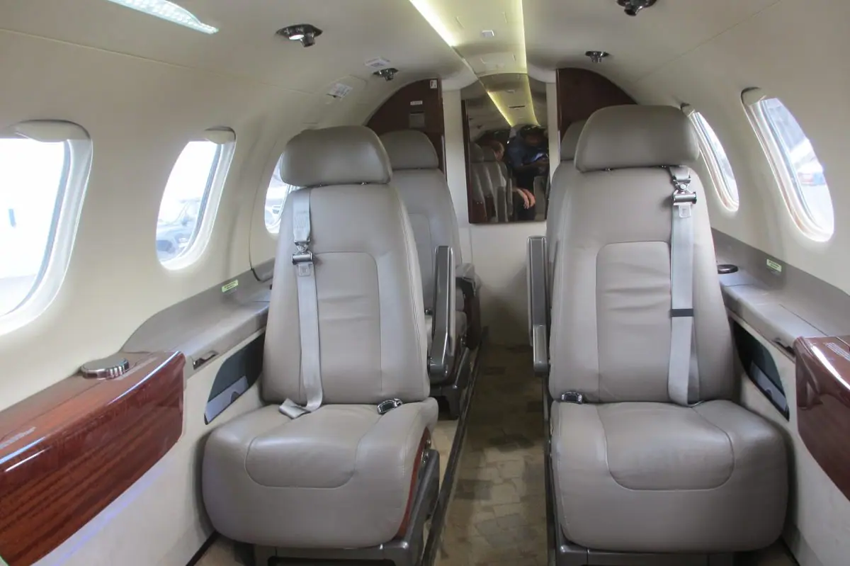 Kabine eines Embraer Phenom 300 mit grauen Clubsesseln aus Leder