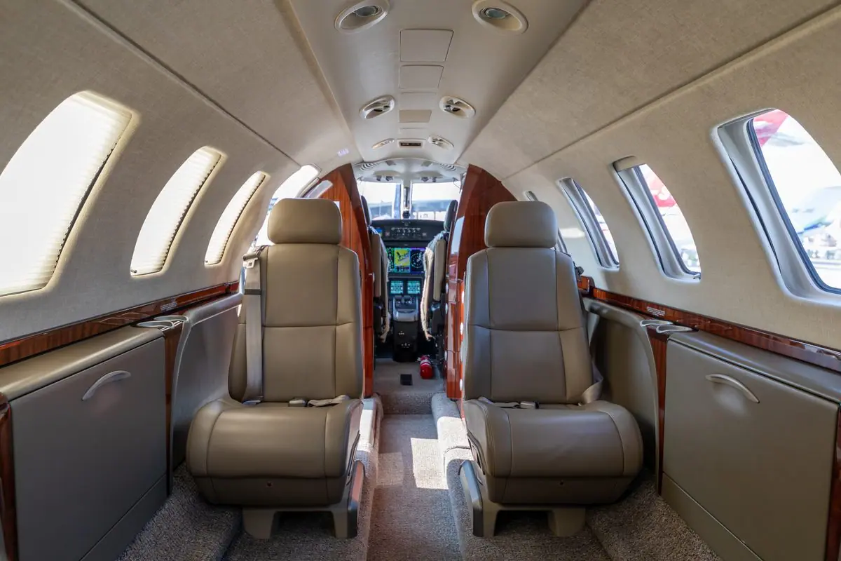Kabine eines Cessna Citation CJ3+ mit Blick nach vorn ins Cockpit