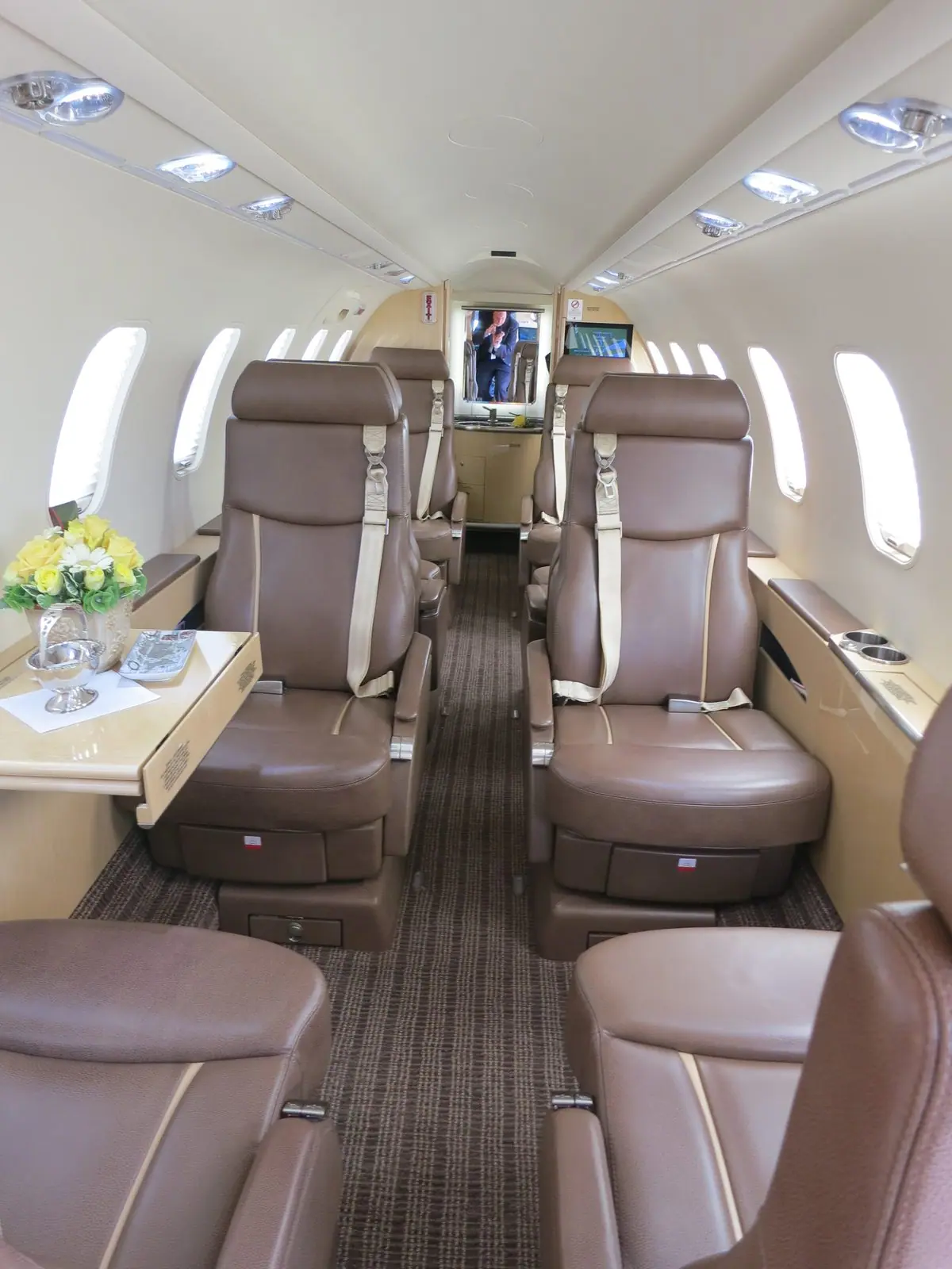 Kabine eines Learjet 45XR, Blick nach vorn entlang brauner Ledersitze