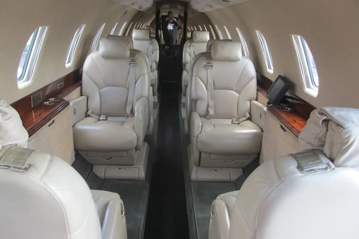 Kabine eines Cessna Citation X mit cremefarbenen Clubsesseln aus Leder, die einander gegenüberstehen