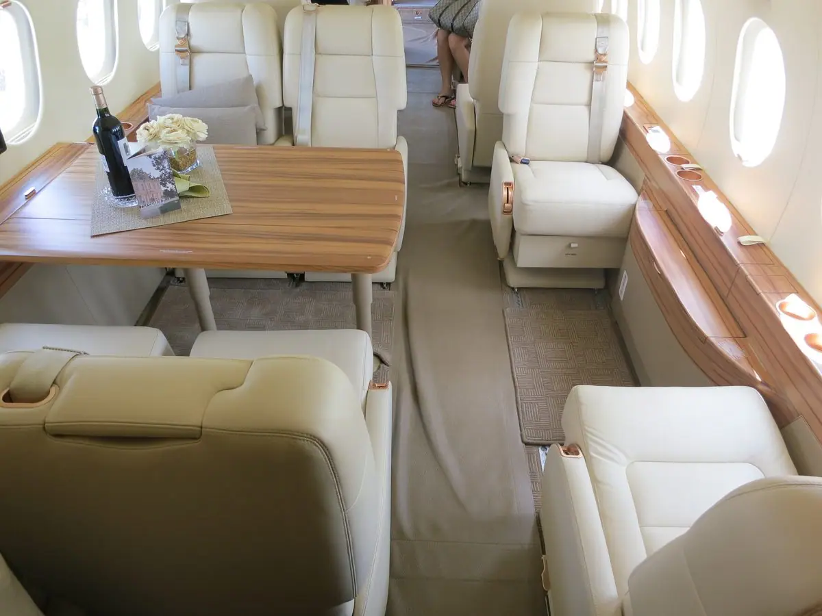 Kabine eines Dassault Falcon 2000LX mit Sitzen um einen Tisch
