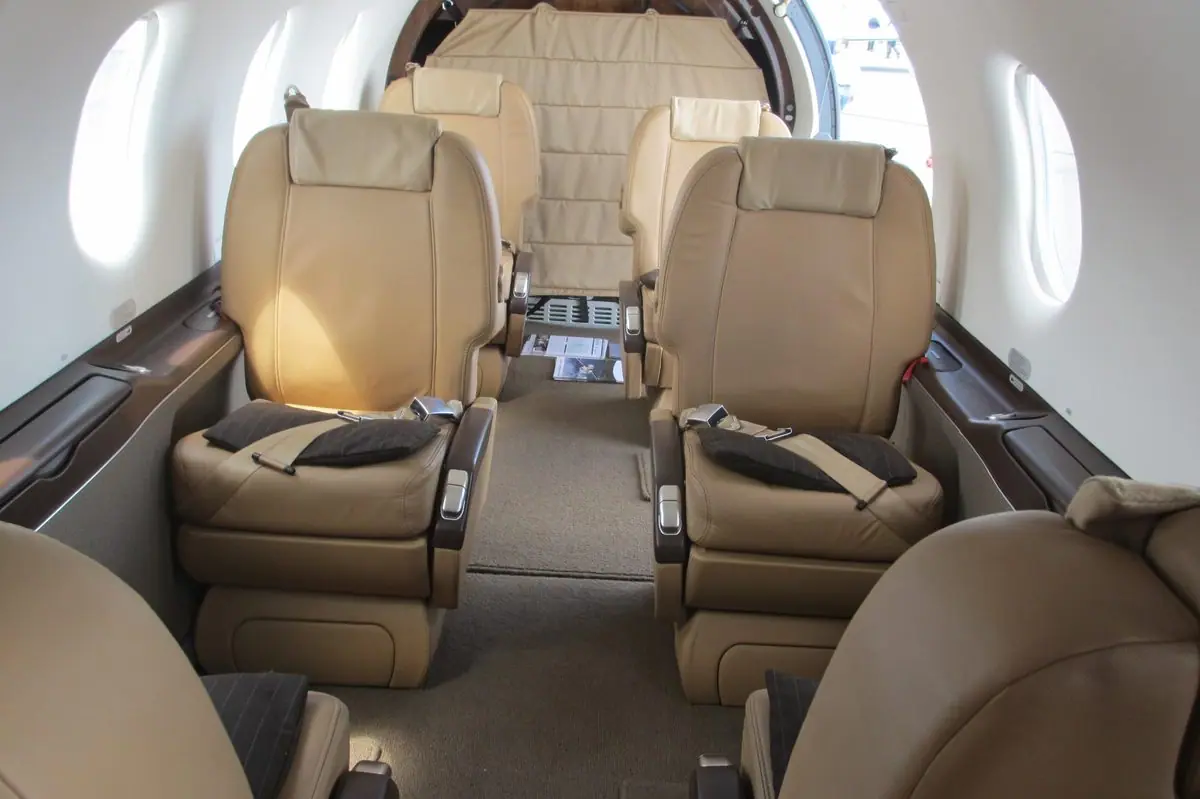Kabine eines Pilatus PC-12 mit hellbraunen Clubsesseln aus Leder