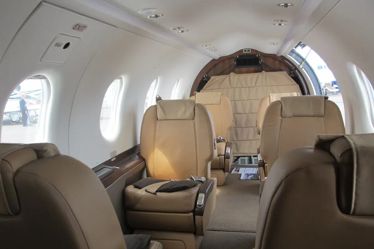 Kabine eines Pilatus PC-12, Blick nach hinten auf die Sitze im Heck