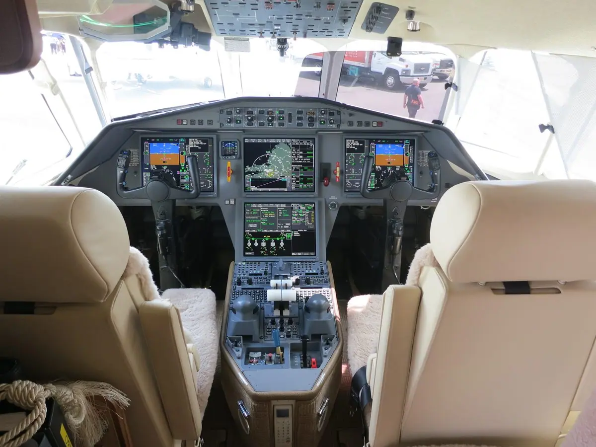EASy-Cockpit eines Falcon 2000LX mit vier großen Displays