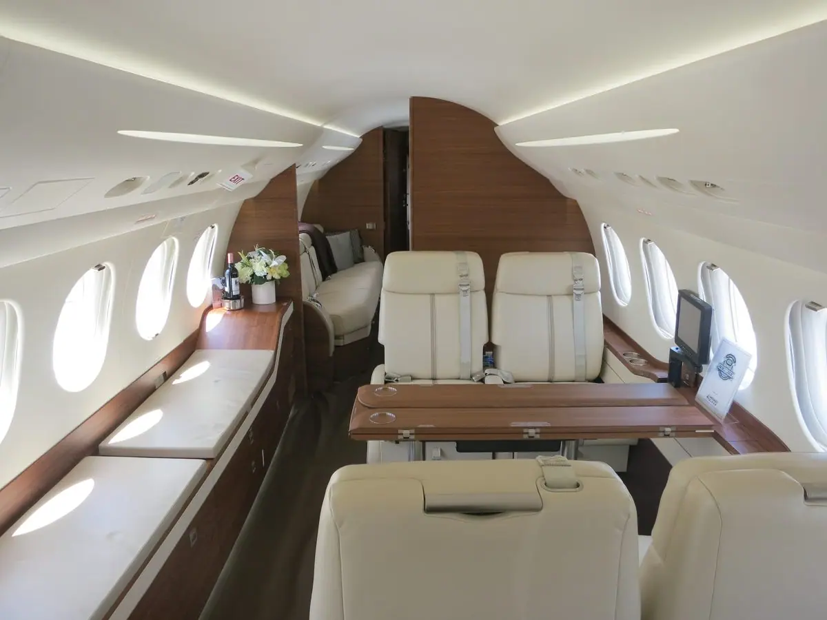 Konferenztisch für vier Personen im Falcon 7X, Blick nach hinten zur Lounge