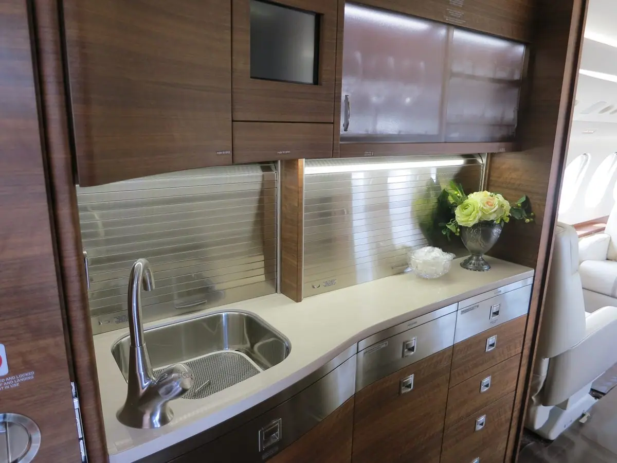 Bordküche eines Falcon 7X mit Spüle, Öfen und Schubladen