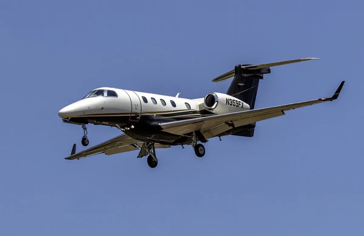 Embraer Phenom 300 photo 3