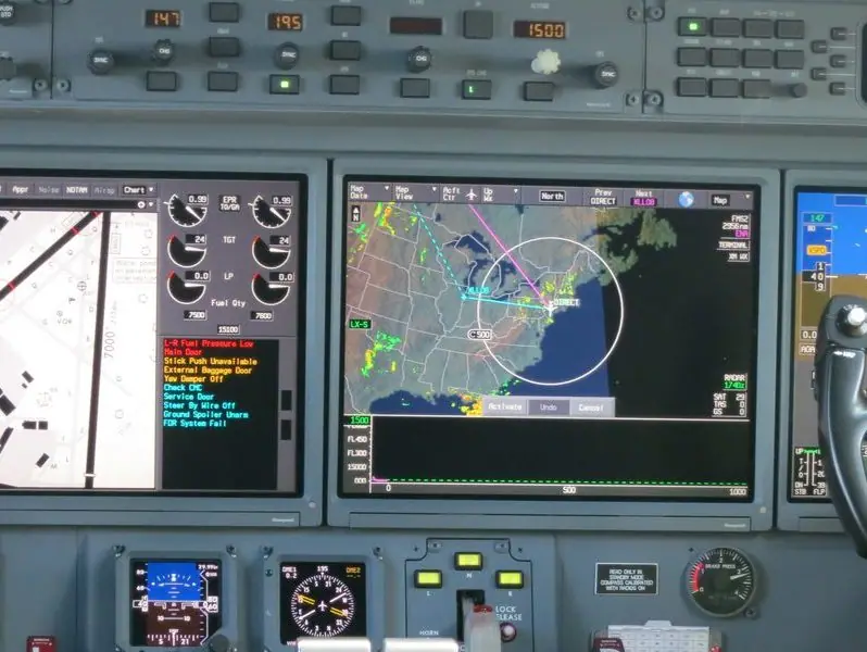 PlaneView-Cockpit eines Gulfstream G550, auf den Displays die Moving Map