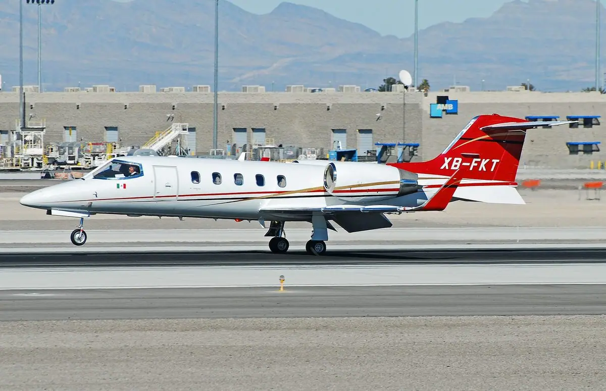Learjet 31 photo 2