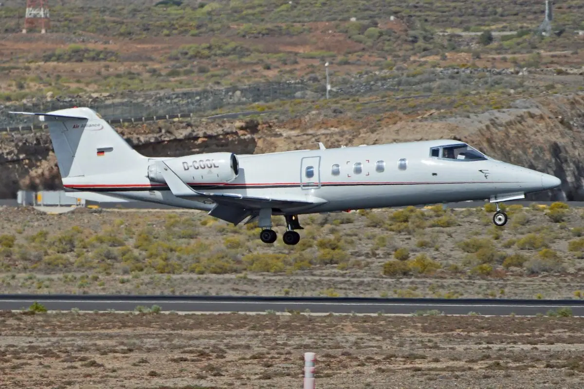 Learjet 55 photo 2