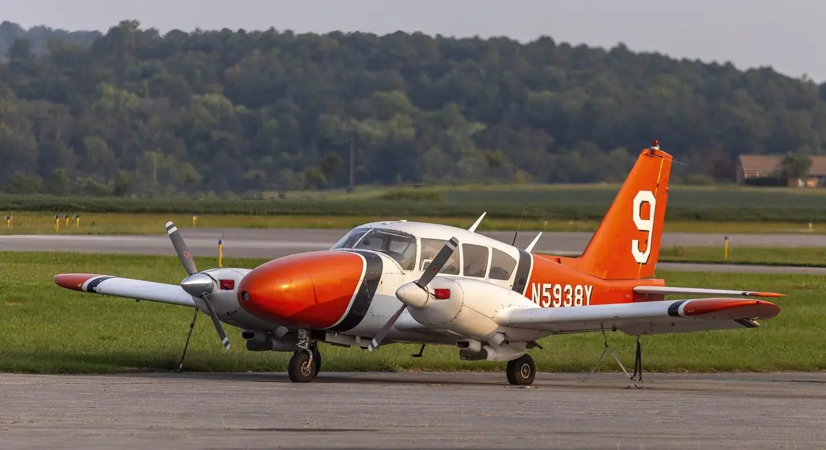 Piper Aztec / Apache photo 2