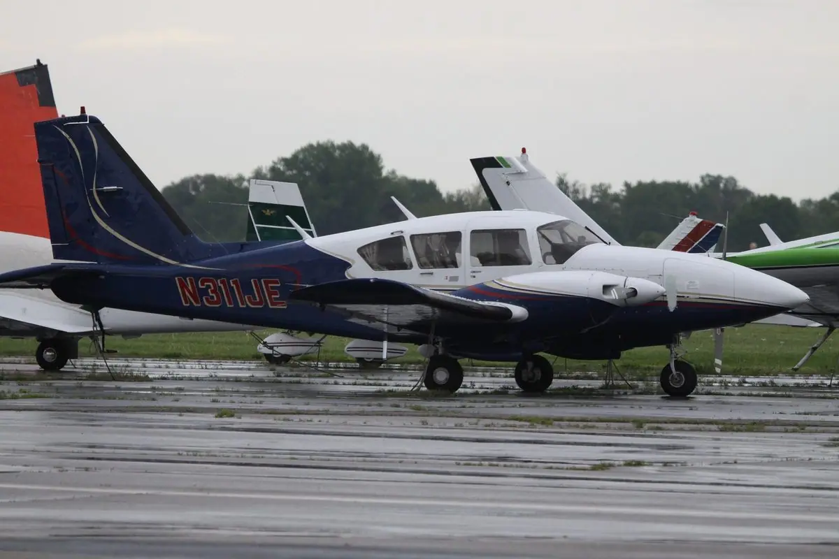 Piper Aztec / Apache photo 3