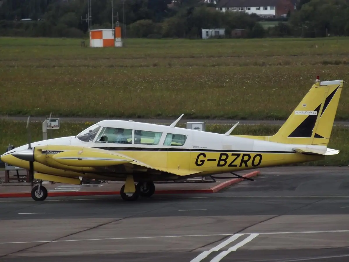 Piper Twin Comanche photo 2